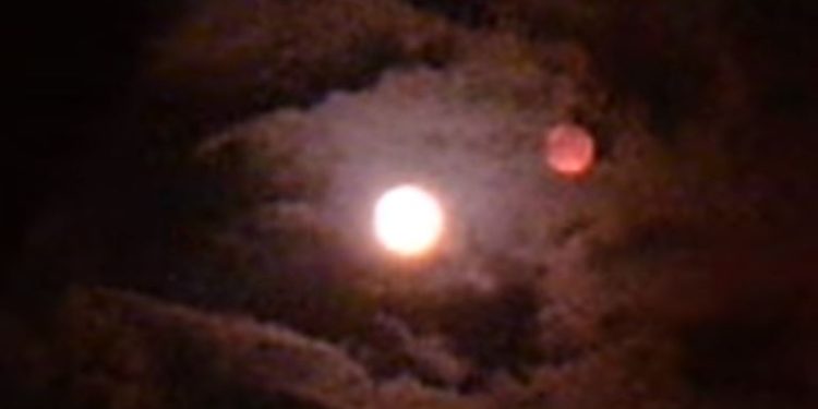 Man Records a Red Planetary Object Next To The Moon (video) - THE ...